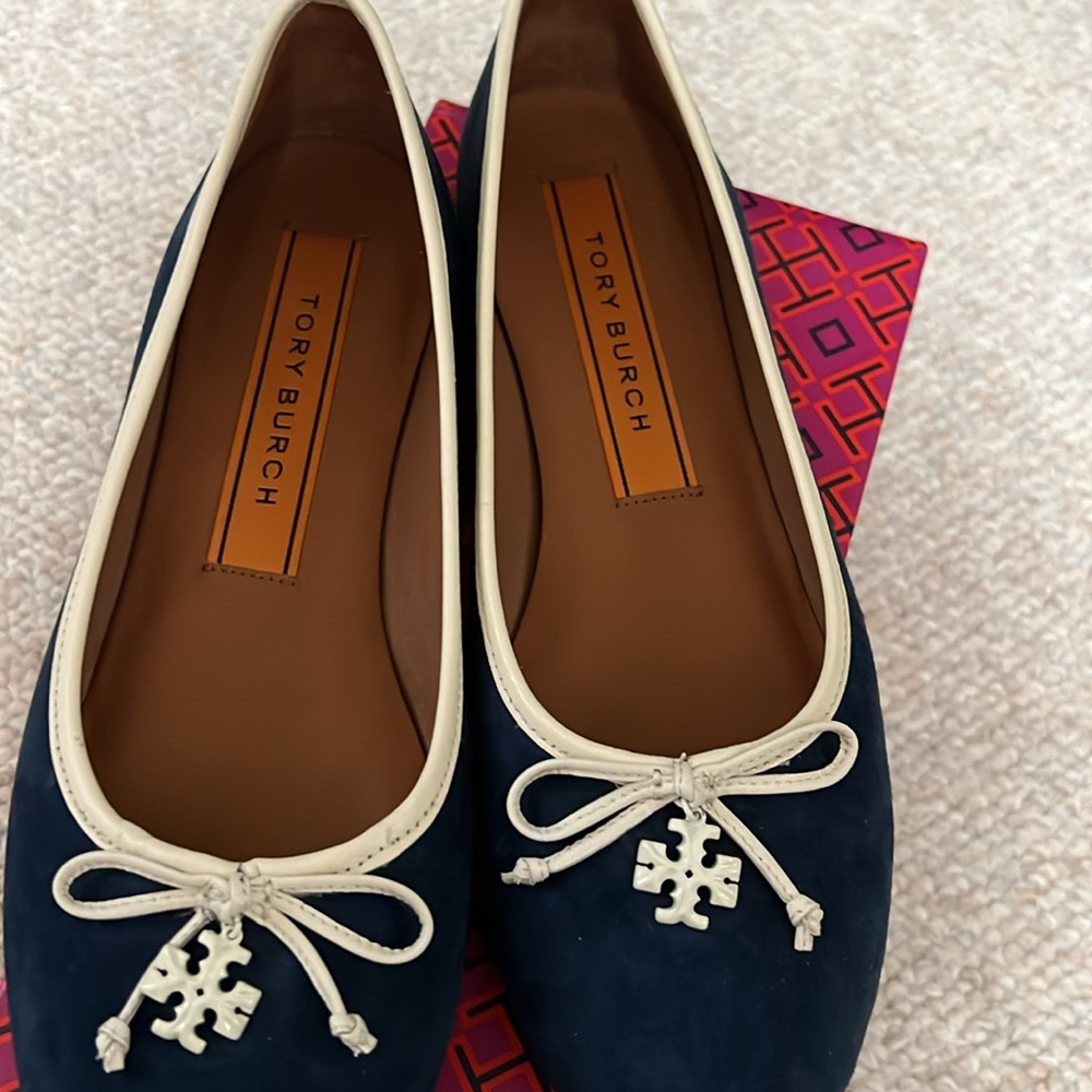 Tory Burch Logo Charm Ballet Flats - Picture 8 of 14